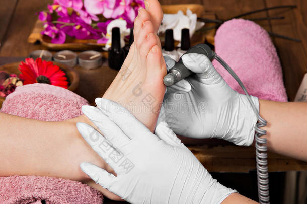 美容中心修脚专家的特写手指指甲护理。