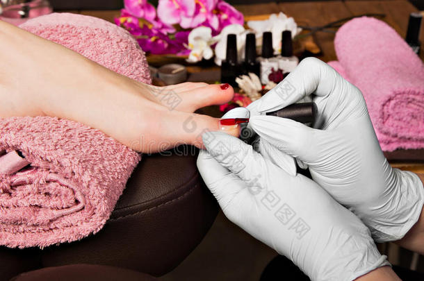 美容中心修脚专家的特写手指指甲护理。