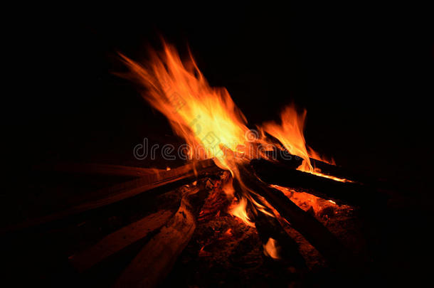 黑色背景上红色炭火的篝火火焰