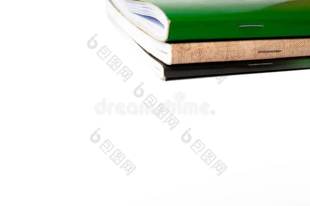 五颜六色的学校教育笔记本堆叠成孤立的白色。