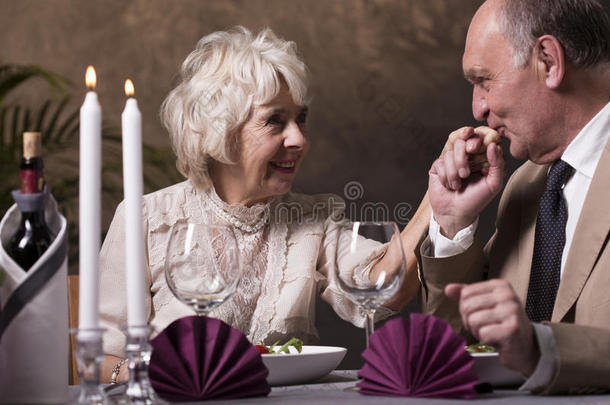 老化周年纪念日夫妇日期晚餐