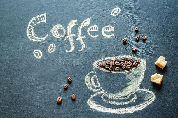用粉笔画一杯咖啡，上面有咖啡豆和咖啡铭文