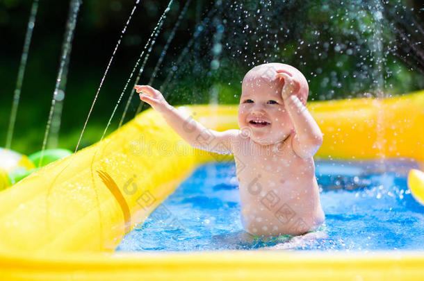 快乐的宝宝在游泳池里玩耍