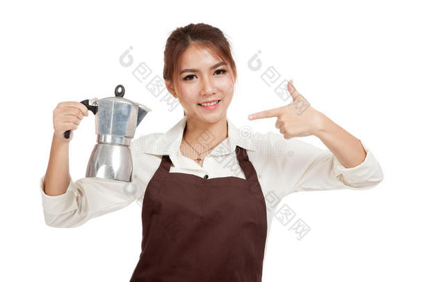 亚洲<strong>咖啡师</strong>女孩指着<strong>咖啡</strong>莫卡壶