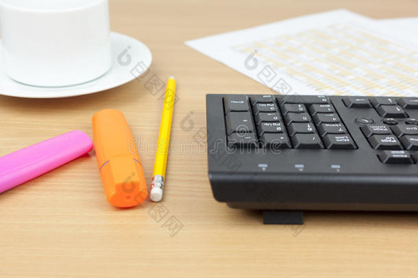 <strong>财务会计</strong>桌面显示电脑键盘和PE