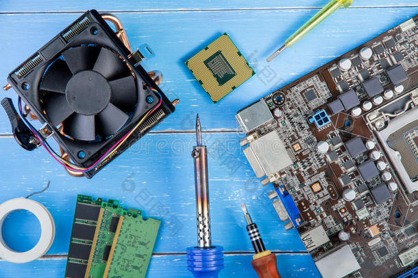 电脑主板，电脑零件，硬盘，冲压和设备维修在蓝木背景。
