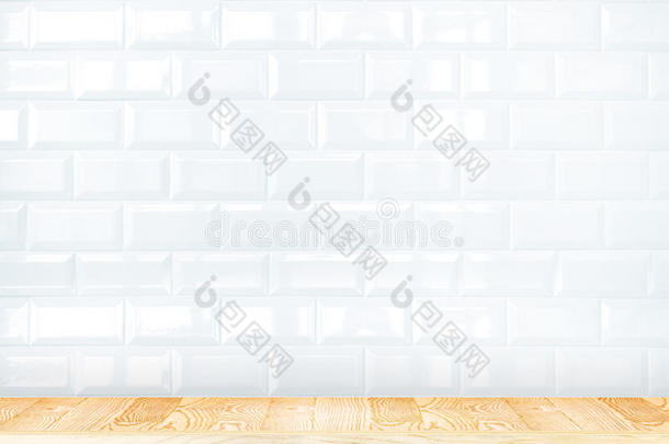 空木现代桌子和白色瓷砖墙的背景，模拟模板显示您的产品