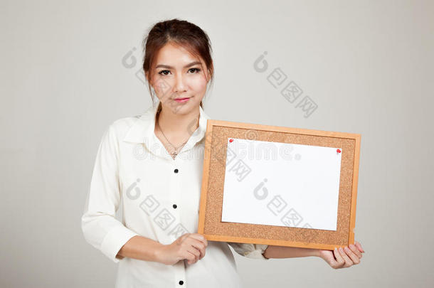 软木板上有空白纸销的亚洲女孩