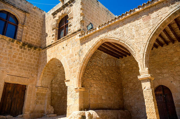 艾亚纳帕修道院，大门连接到城墙，周围