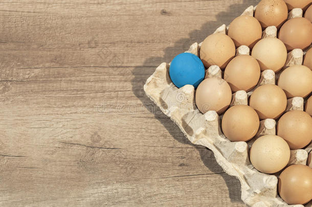 鸡蛋在纸<strong>箱</strong>包装上的木制桌子上准备烘焙
