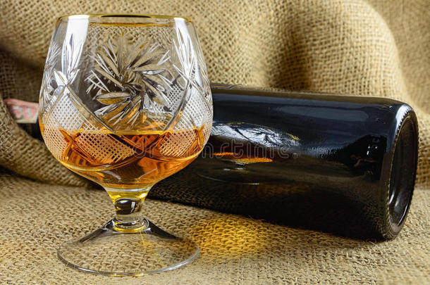 陈年威士忌放在瓶子旁边的水晶玻璃里
