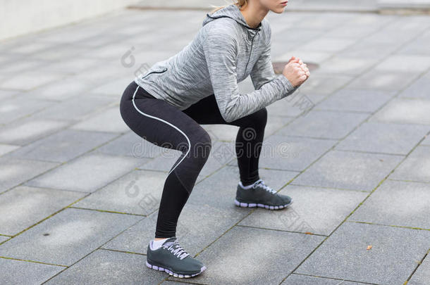 靠近女人在户外<strong>蹲着</strong>