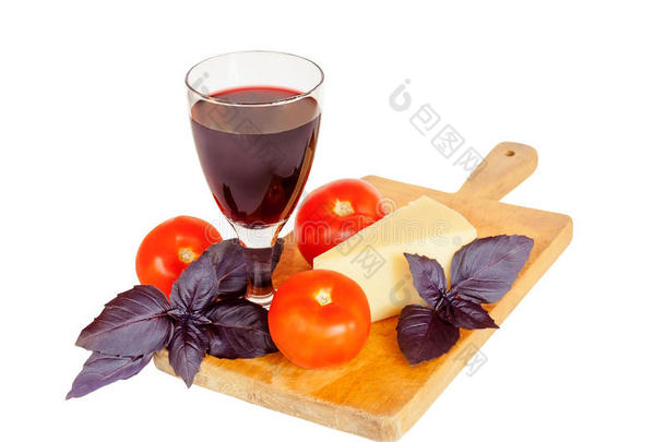 分离出<strong>一杯红酒</strong>、奶酪、西红柿和紫色罗勒叶