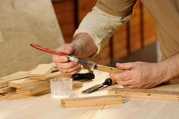 木匠在工作中粘合一块木头