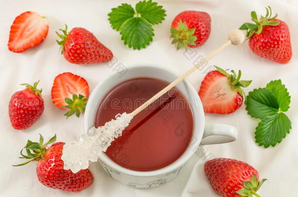 新鲜草莓，<strong>草莓汁</strong>在白色织物上