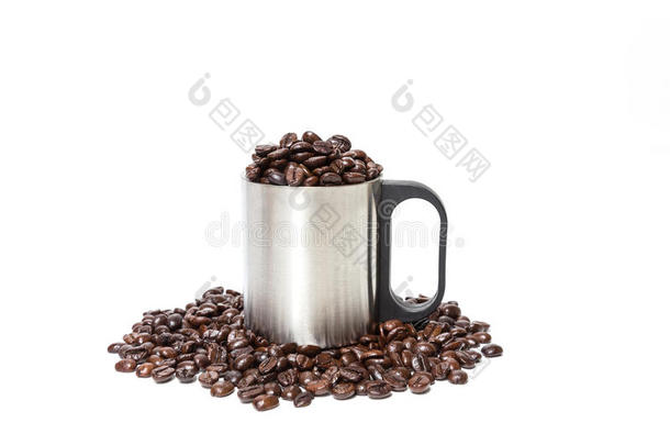 咖啡豆在不锈钢咖啡杯中分离在白色