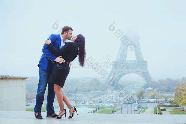 巴黎埃菲尔铁塔附近的情侣接吻，情人节