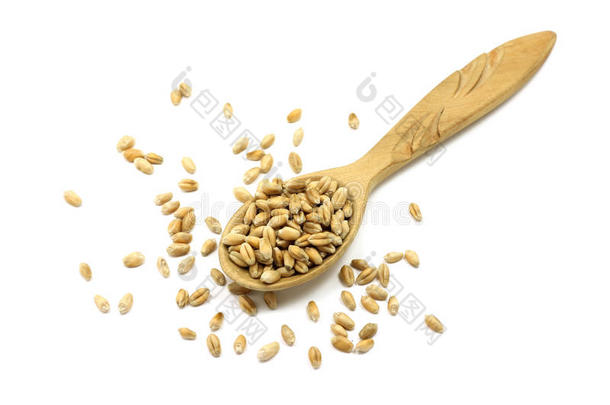 一把麦子放在木勺里