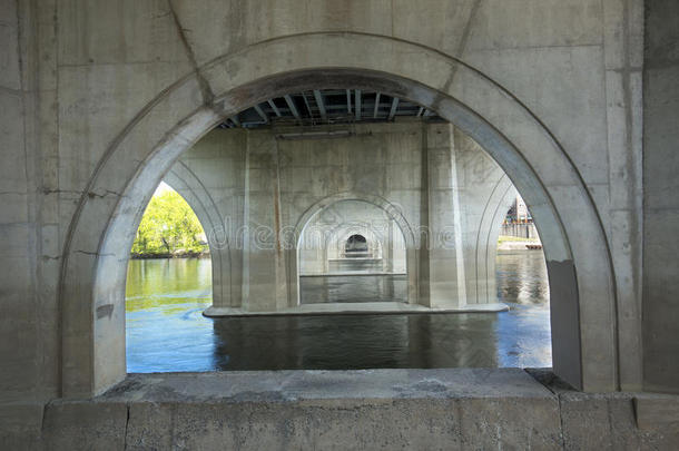 康涅狄格州哈特福德奠基人桥下的混凝土拱。