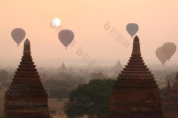 日出时在佛教寺庙上空<strong>放飞气球</strong>。 巴根