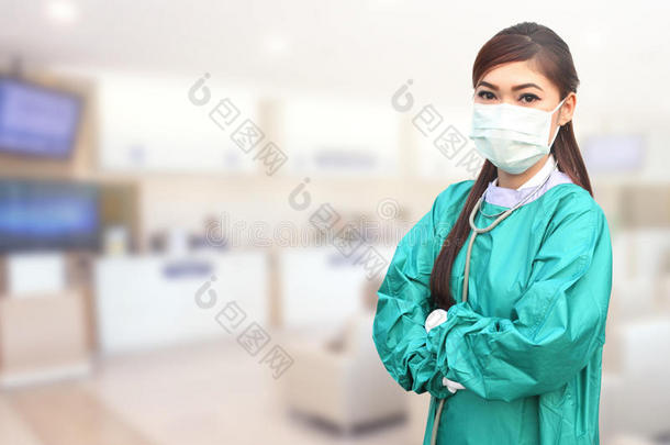 女医生戴着绿色擦洗器和听诊器<strong>住院</strong>