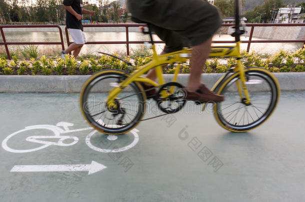 自行车伦和自行车标志在路上与模糊自行车