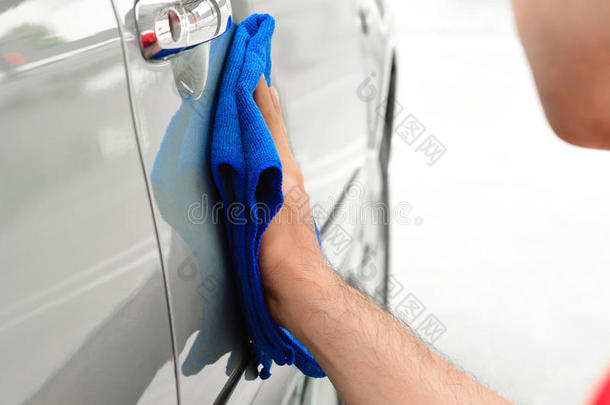 一个男人手清洁汽车