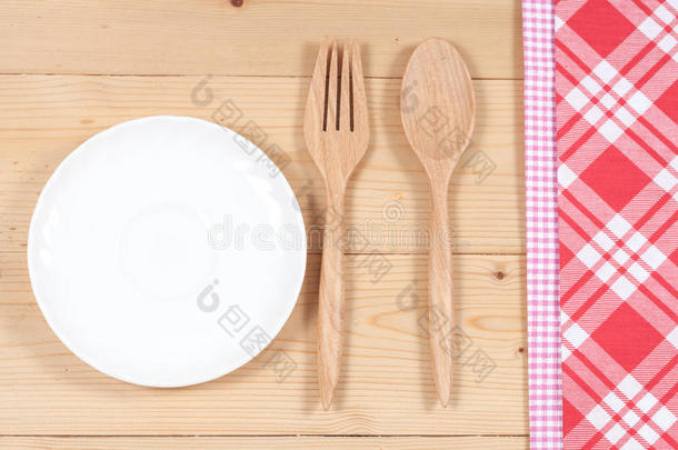 桌子上有彩色桌布、勺子、叉子