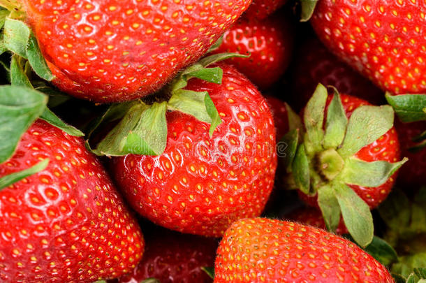 <strong>水果</strong>市场<strong>上新</strong>鲜的红色草莓