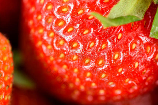 水果市场上新鲜的红色草莓