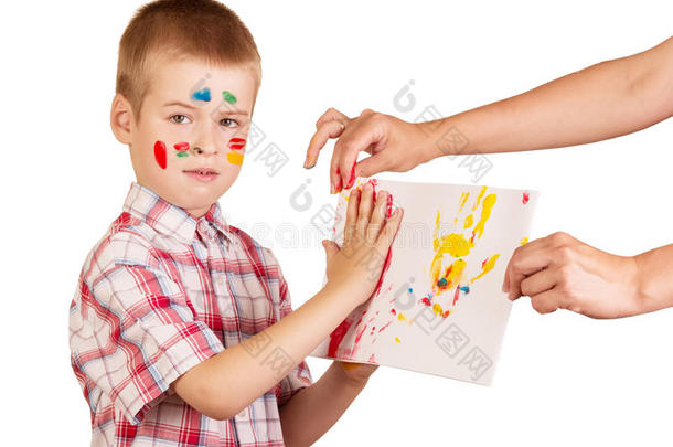 脸和手掌漂亮的男孩画了充满活力的颜色。