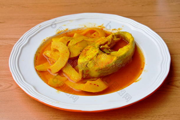 在辛辣和酸汤中用腌制的竹笋煮红芒果鱼