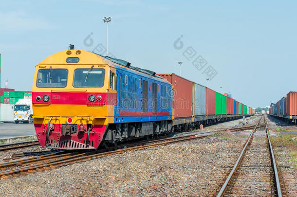 货物列车平台与货运列车集装箱在仓库