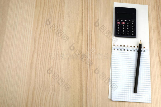 家庭预算。 计算器，记事本，铅笔