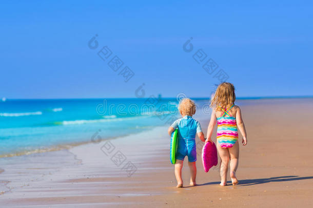 热带海滩上有冲浪板的孩子