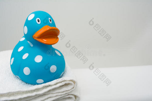 可爱的橡胶鸭子在浴室的白色毛巾上特写