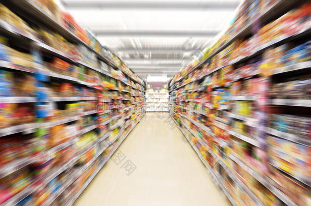 百货公司、空超市过道商店的抽象模糊照片