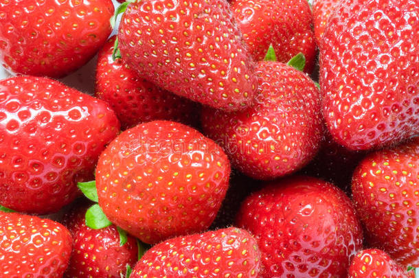 背景来自新鲜收获的草莓，直接高于草莓