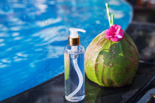 椰子油新鲜和果汁冰沙饮料鸡尾酒附近游泳池-夏季异国情调的健康假期概念