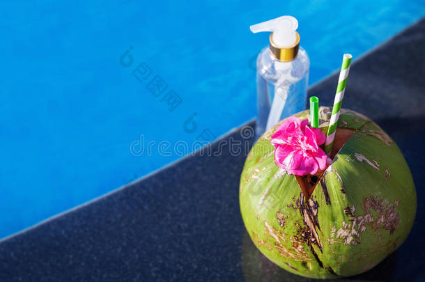 椰子油新鲜和果汁冰沙饮料鸡尾酒附近游泳池-夏季异国情调的健康假期概念