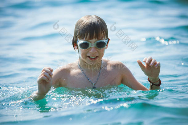 在海上戴泳镜的男孩
