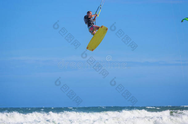 运动员在海浪中骑在<strong>风筝</strong>冲浪板上