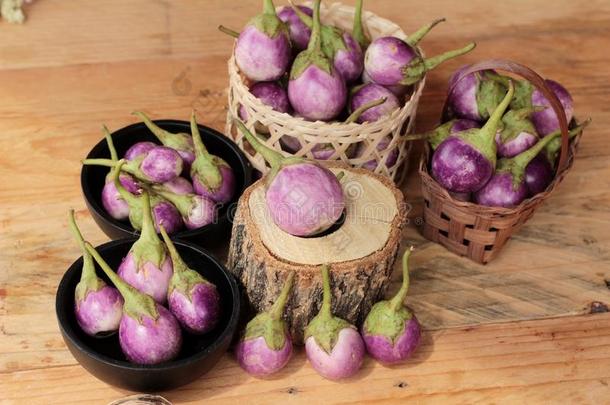 新鲜紫色茄子健康美味。