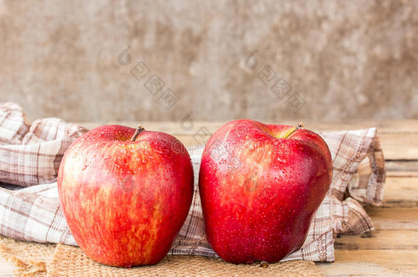 木制桌子上的<strong>新鲜红苹果</strong>