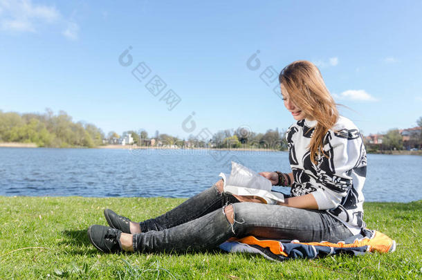 一个女孩滚动和阅读一本书