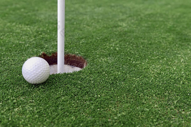 高尔夫球杆和旗杆的修剪草放绿色