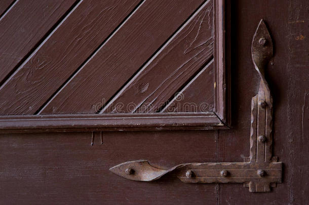 木门上古老的装饰金属元素