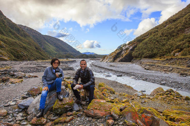 亚洲旅行者夫妇在弗朗兹约瑟夫冰川拍照，重要的<strong>旅游目的地</strong>是新西兰南岛