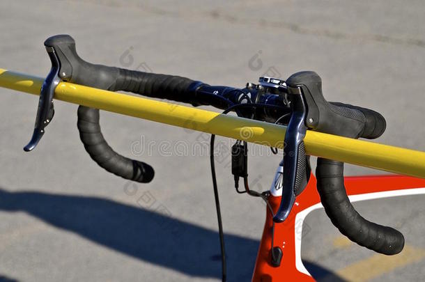 自行车停在自行车架上