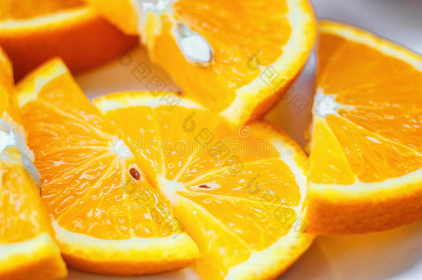 新鲜多汁的橙色水果片分离。 柑橘类水果-天然维生素C。